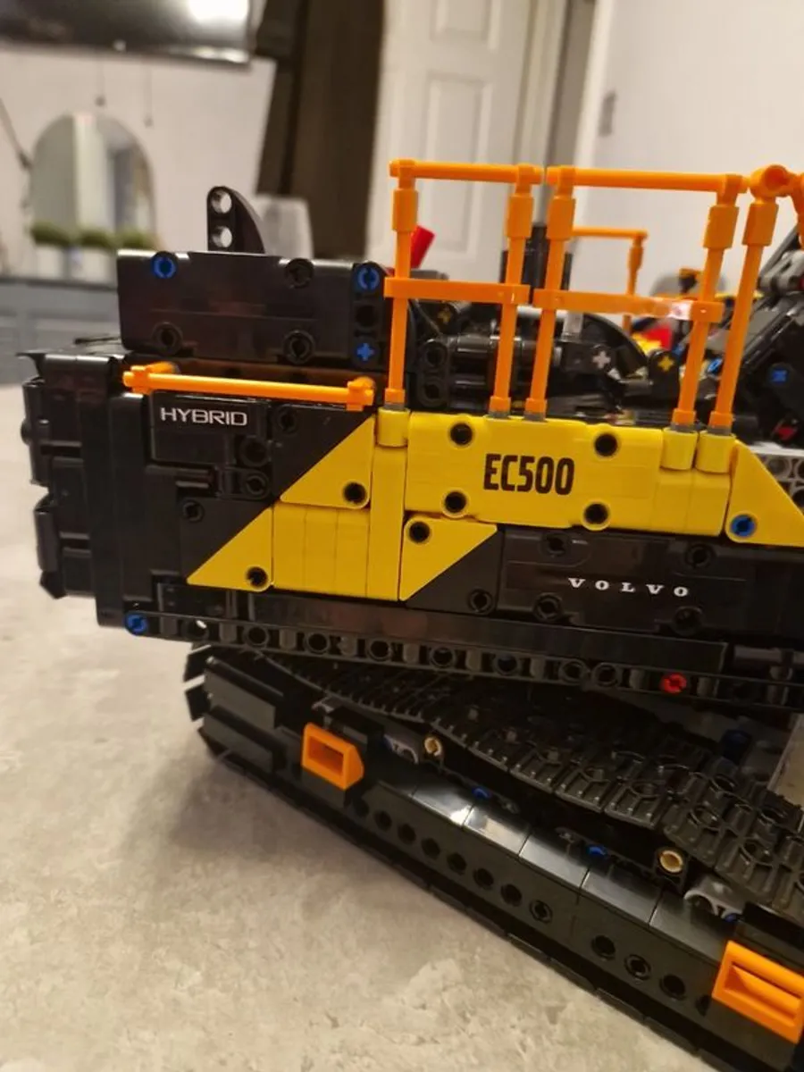 Technic lego 42215 Volvo hybrid excavator - Image 3