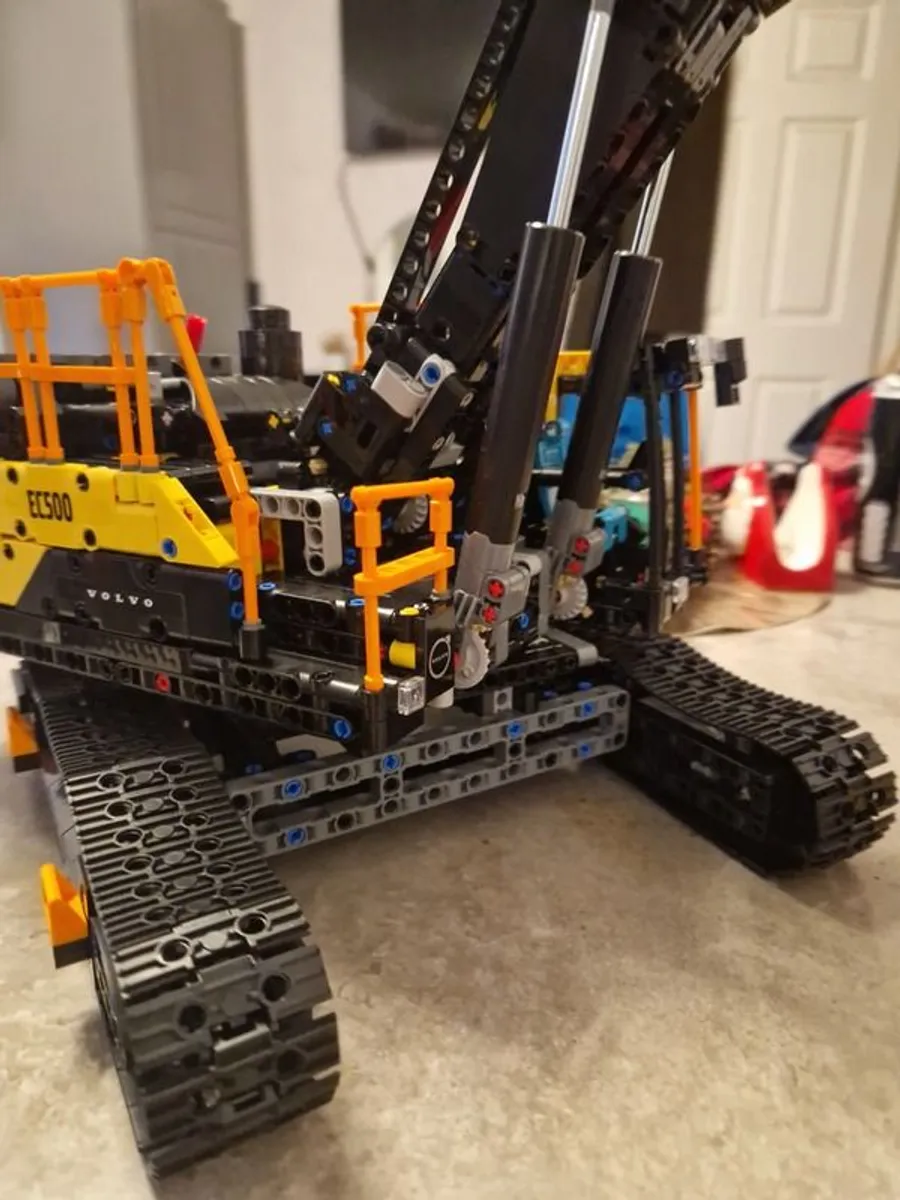 Technic lego 42215 Volvo hybrid excavator - Image 4