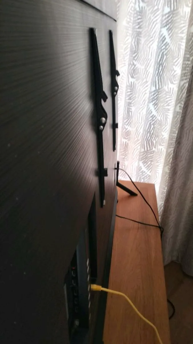 Samsung 65" Smart 4K Ultra + Wall Mount Bracket - - Image 3