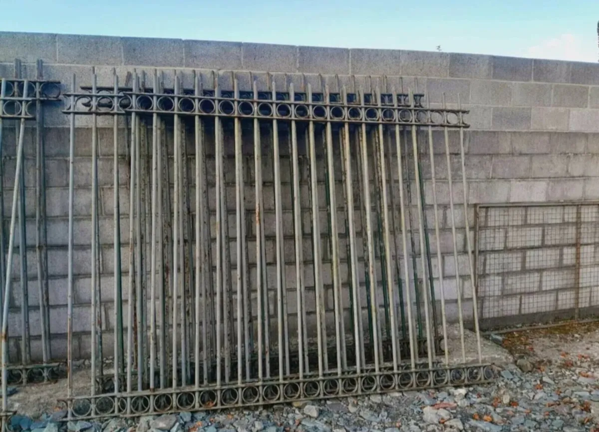 16ft gates (9ft 9 high) and c.70ft of railings - Image 3