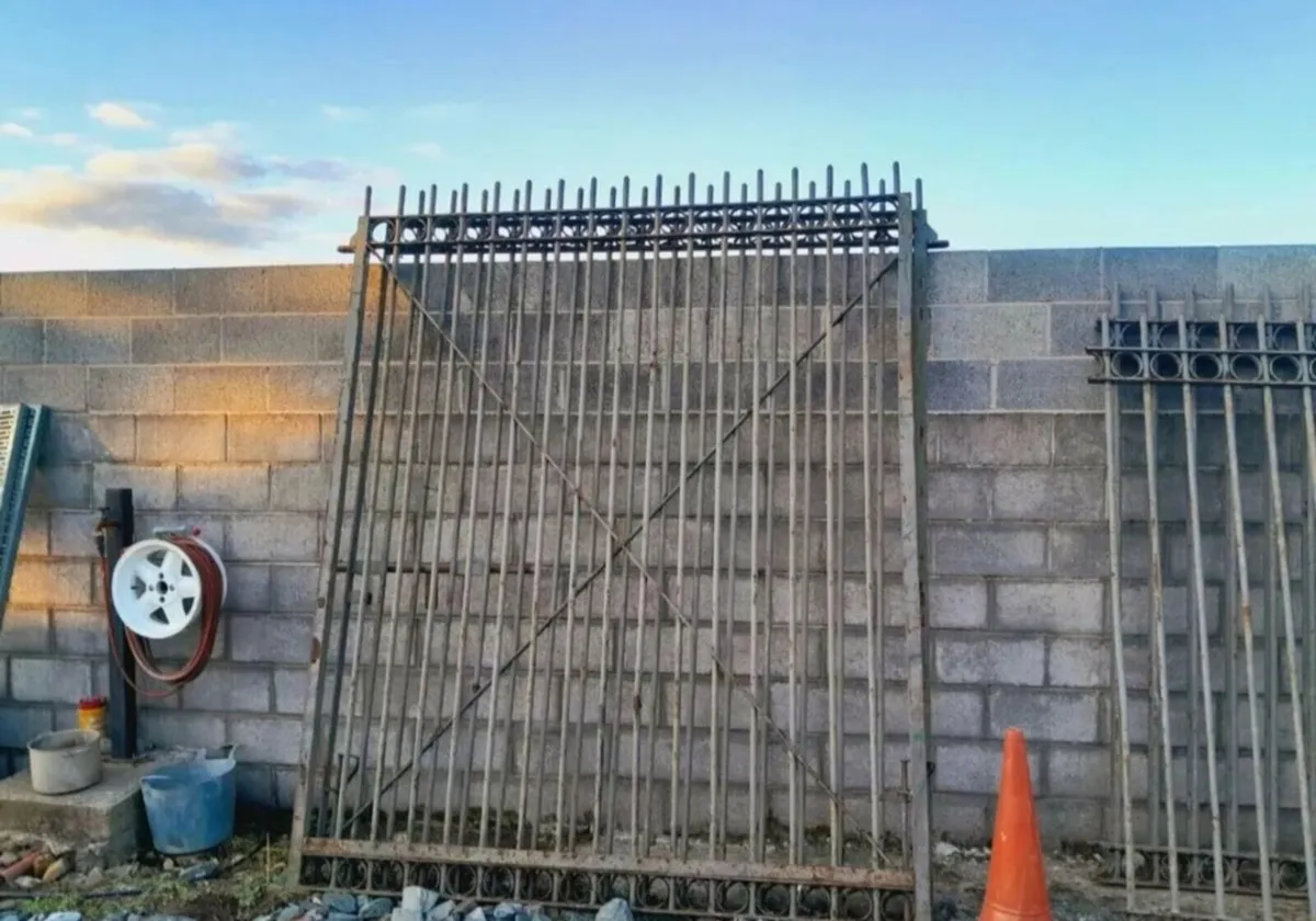 16ft gates (9ft 9 high) and c.70ft of railings - Image 4