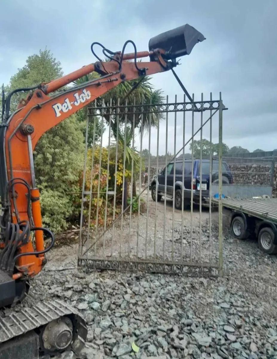 16ft gates (9ft 9 high) and c.70ft of railings - Image 1