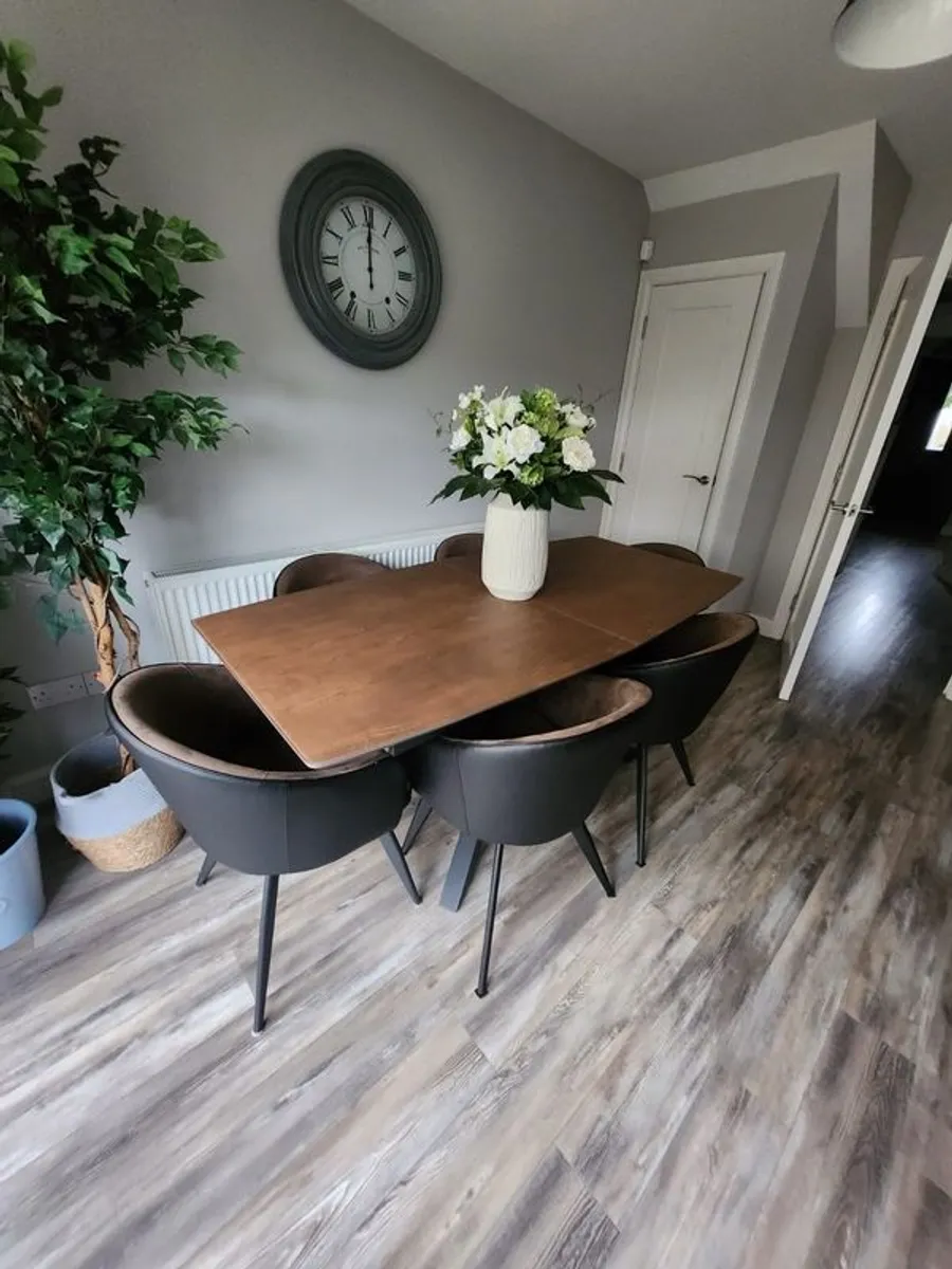 Kitchen Table and chairs - Image 1