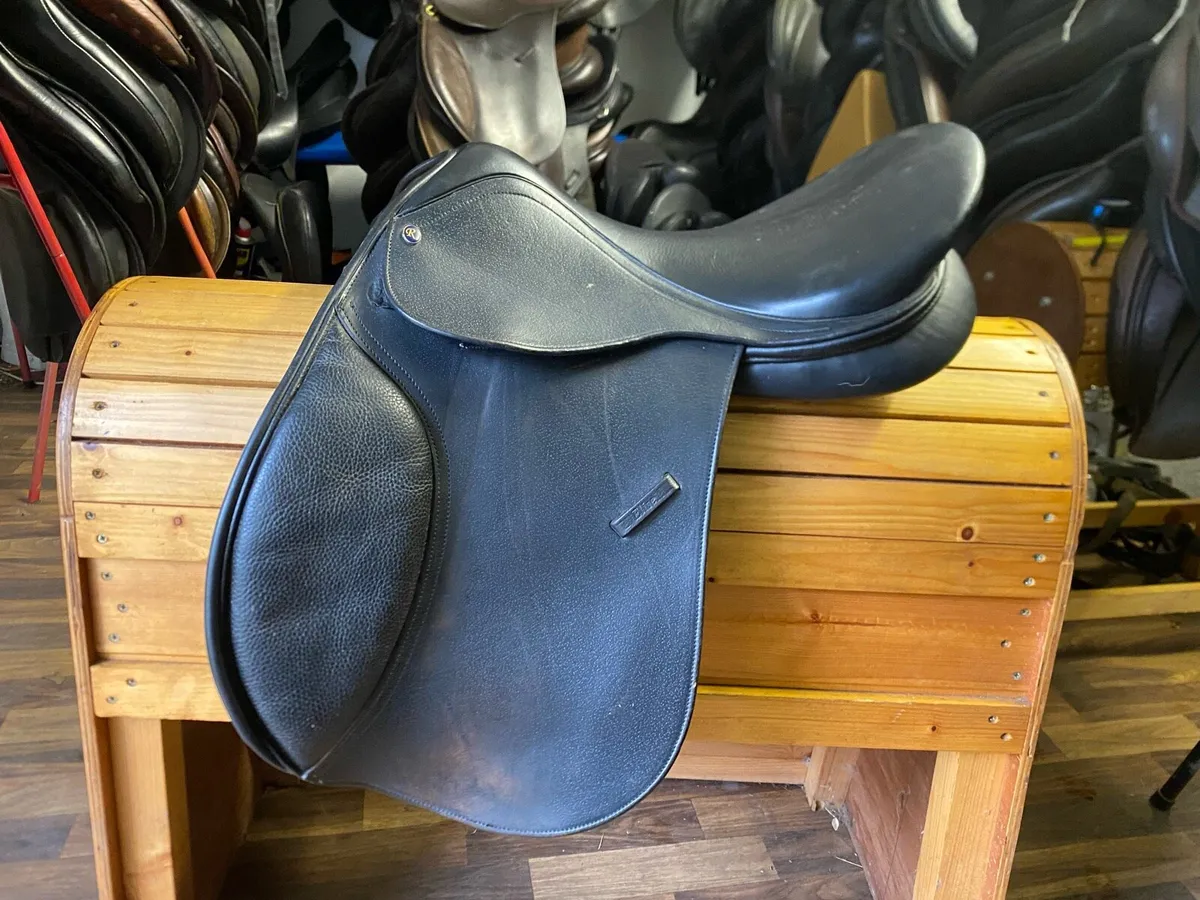 17” wide black leather saddle - Image 1