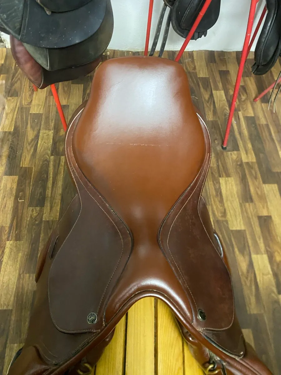 Leather saddle 17.5 medium wide - Image 2