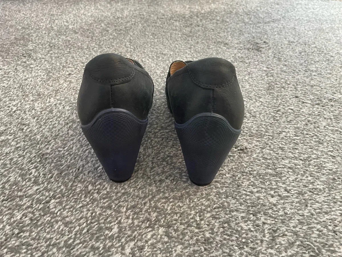 Ecco black leather shoes with blue heels - Image 3