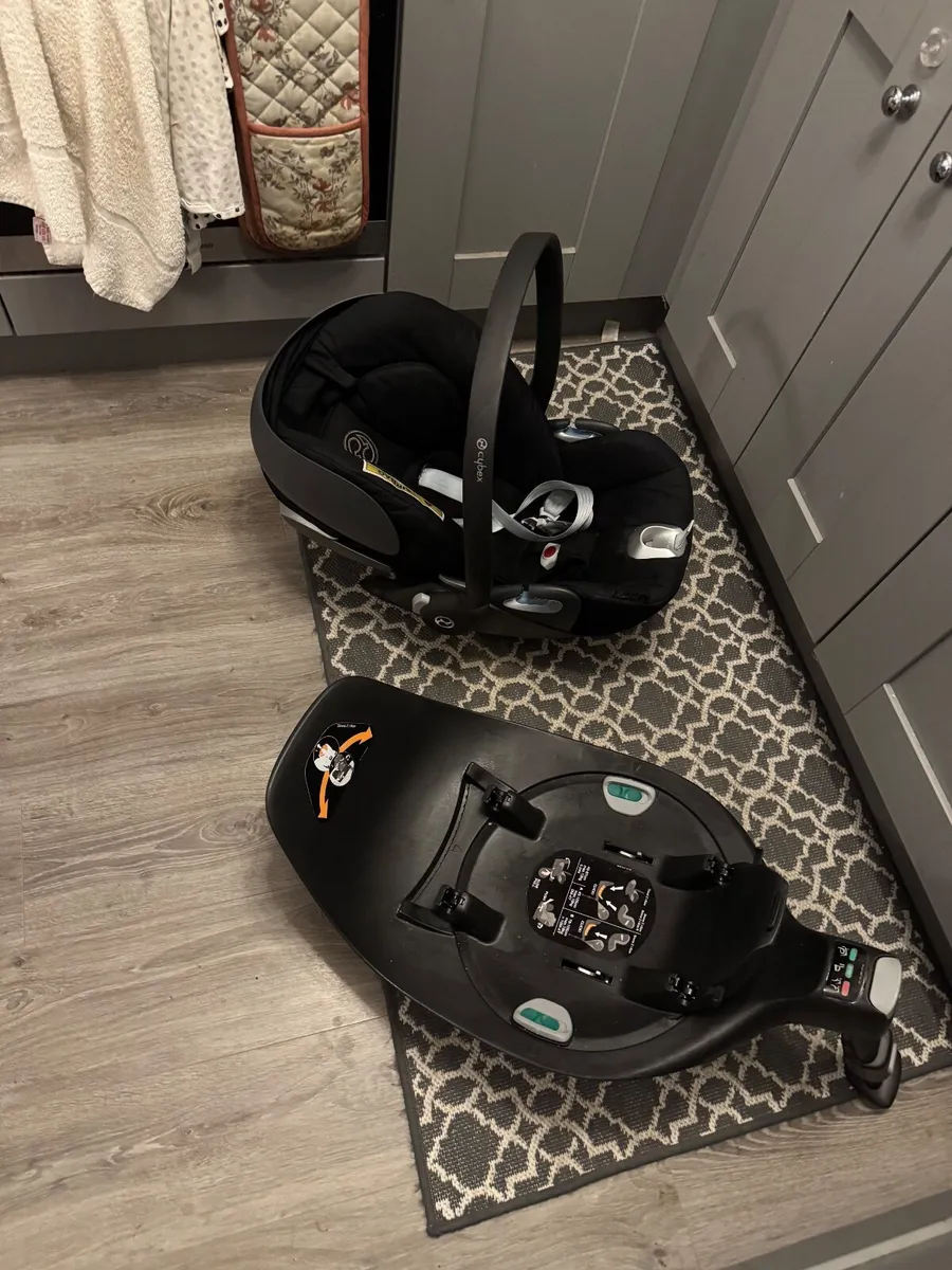 Cybex Baby Seat and Isofix - Image 4