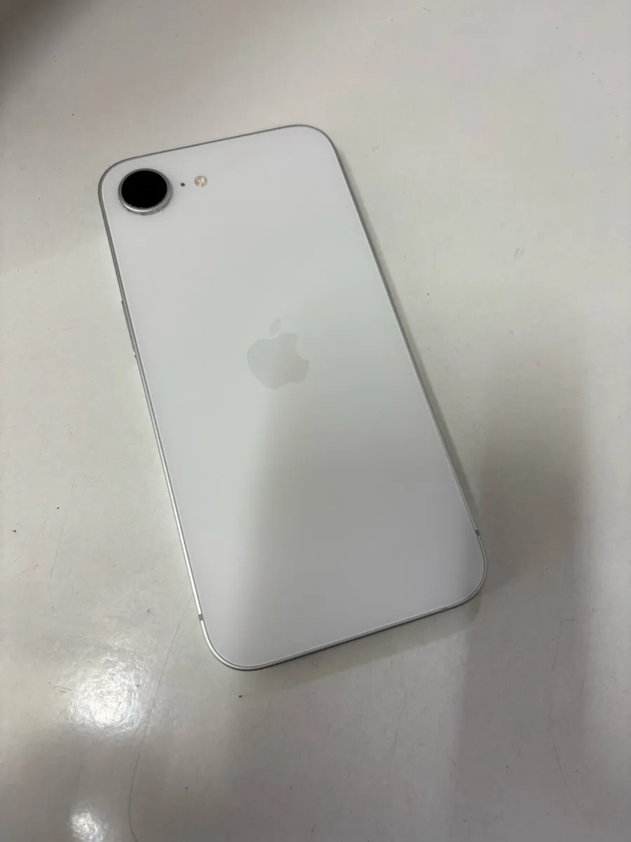 iPhone 16e like new  batery 100% - Image 2