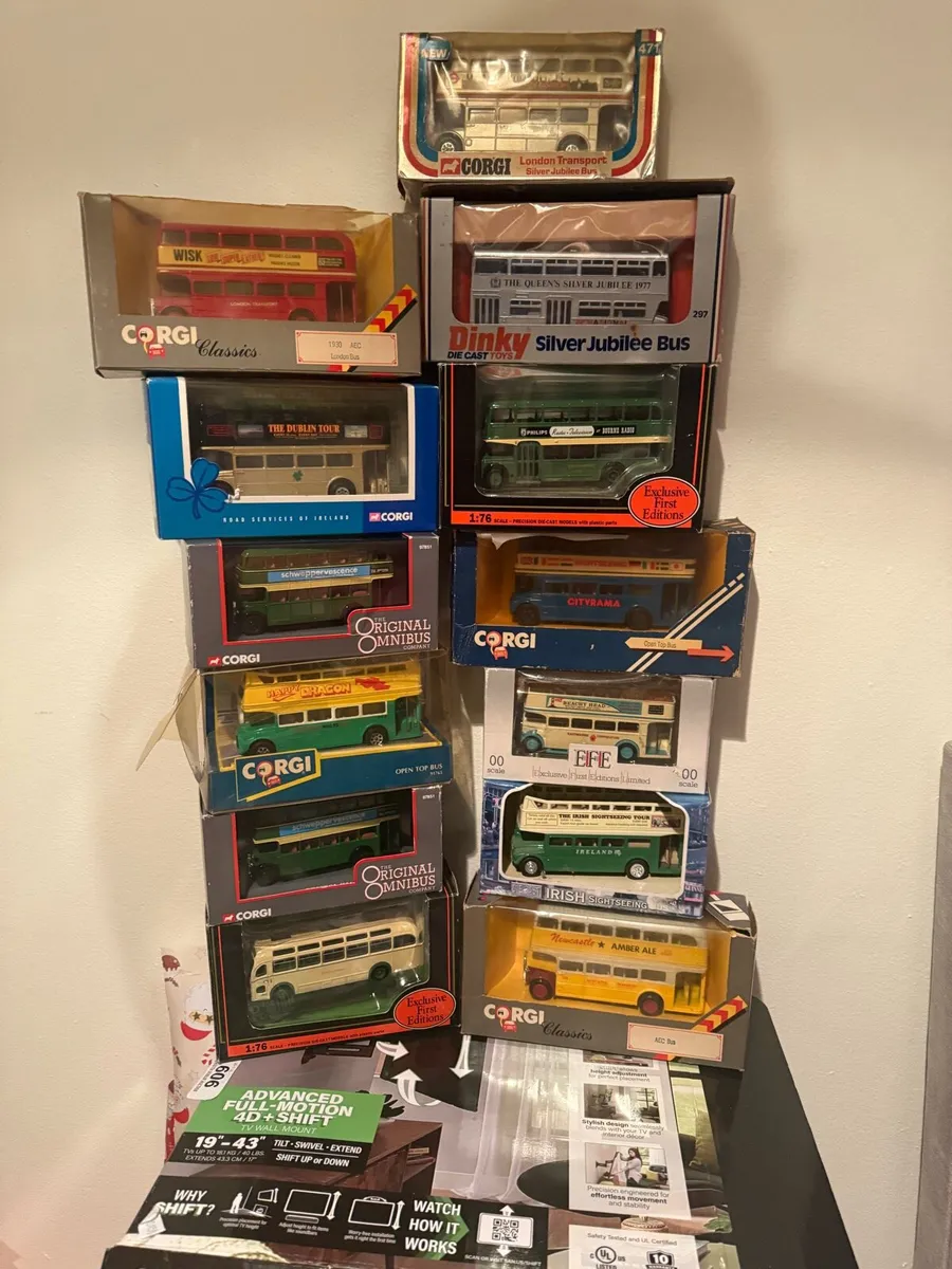 Selection of corgi model buses - Image 1
