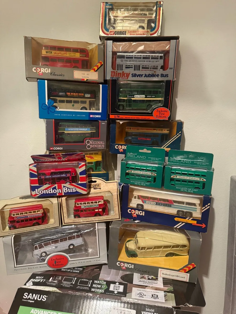 Selection of corgi model buses - Image 2