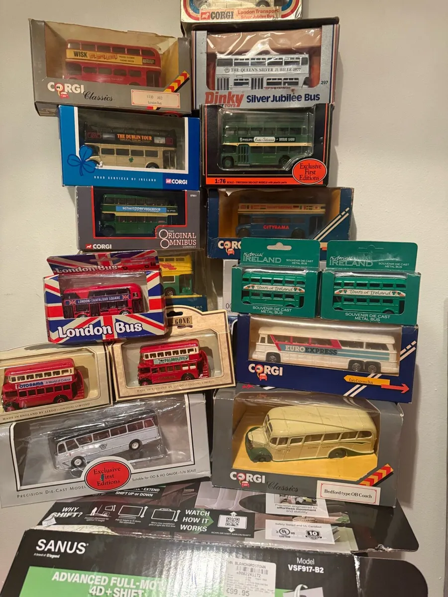 Selection of corgi model buses - Image 3