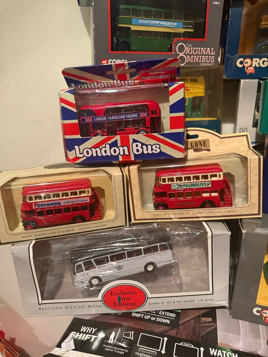 Selection of corgi model buses - Image 4