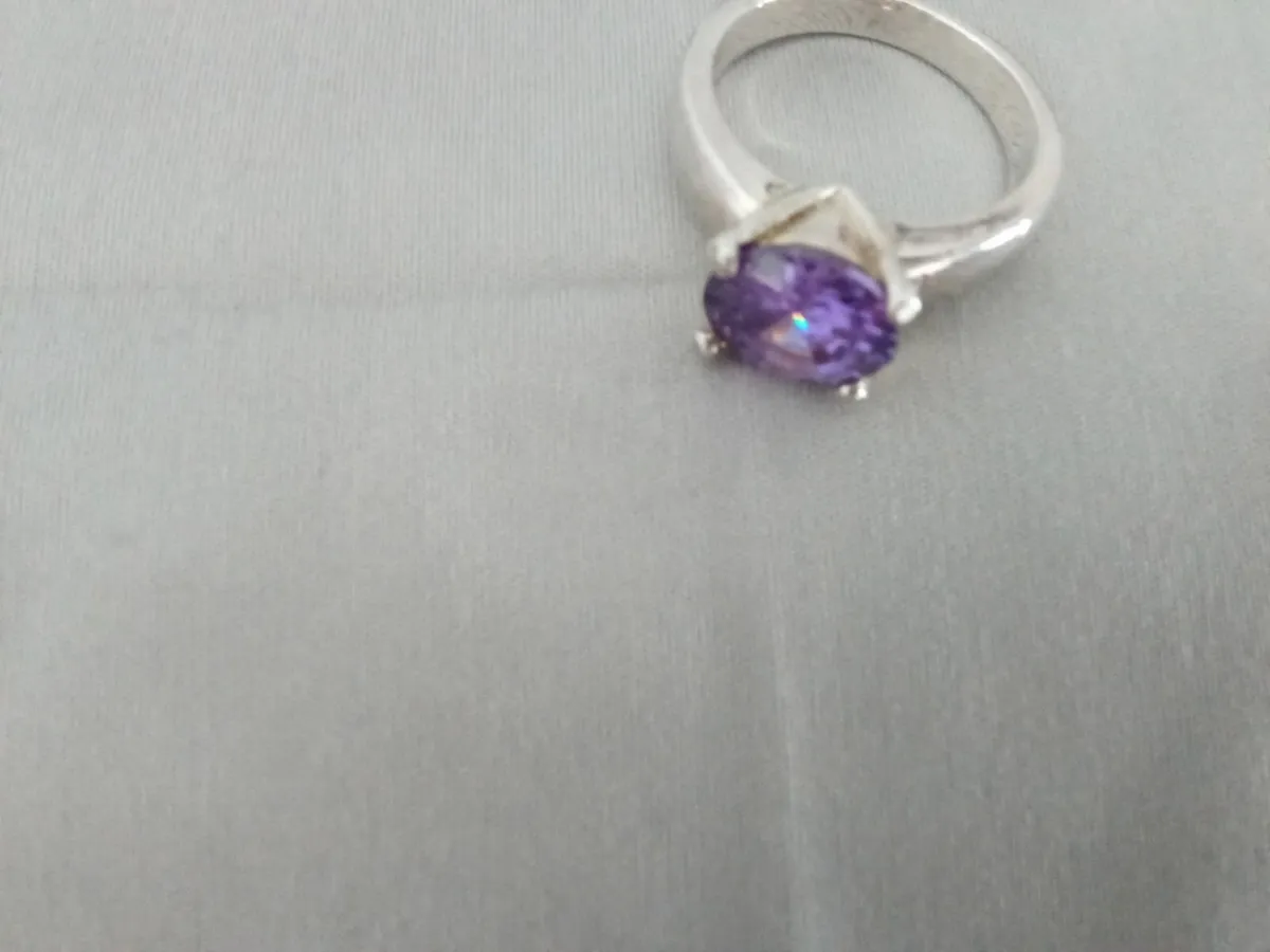 Costume Jewellery Purple Stone Ring. - Image 1