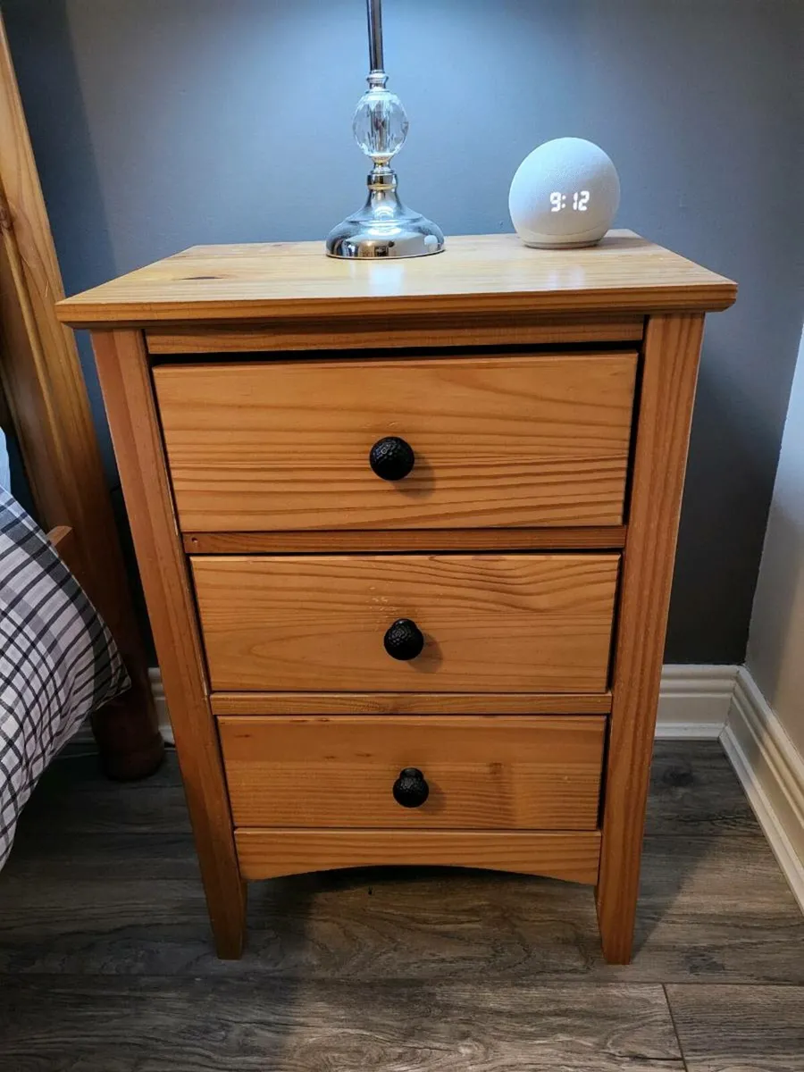 Double bed & lockers - Image 4