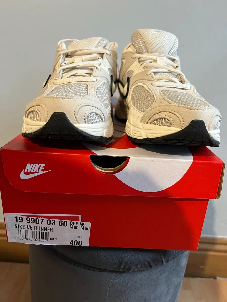 BRAND NEW LADIES NIKE RUNNERS - Image 2