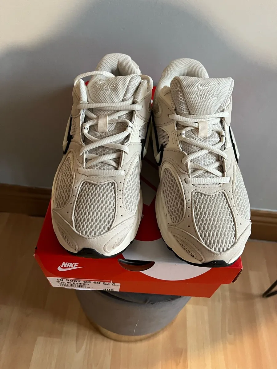 BRAND NEW LADIES NIKE RUNNERS - Image 3