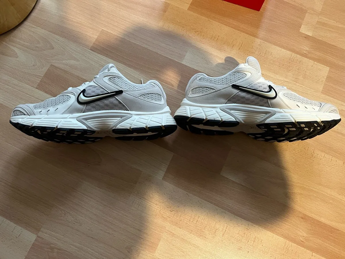 BRAND NEW LADIES NIKE RUNNERS - Image 4