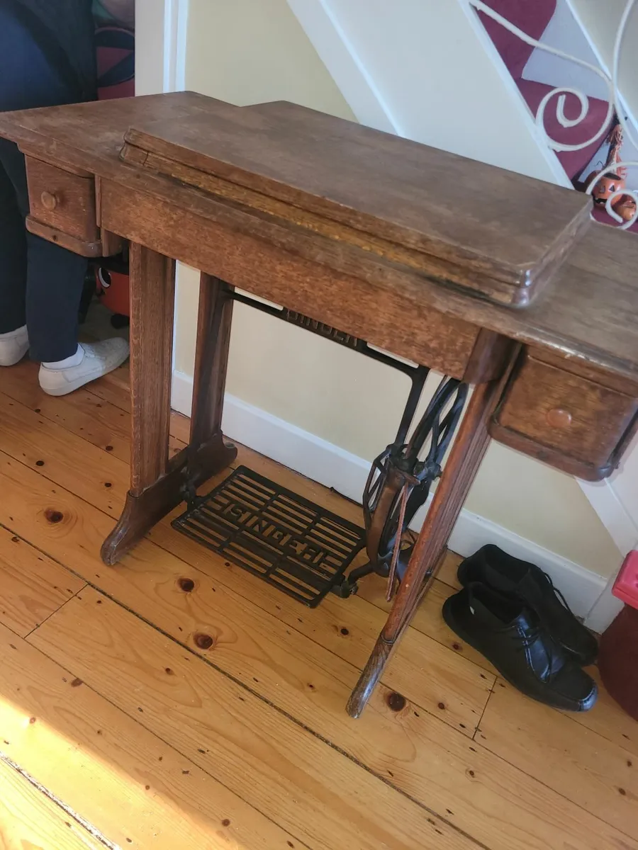 Sewing table - Image 1
