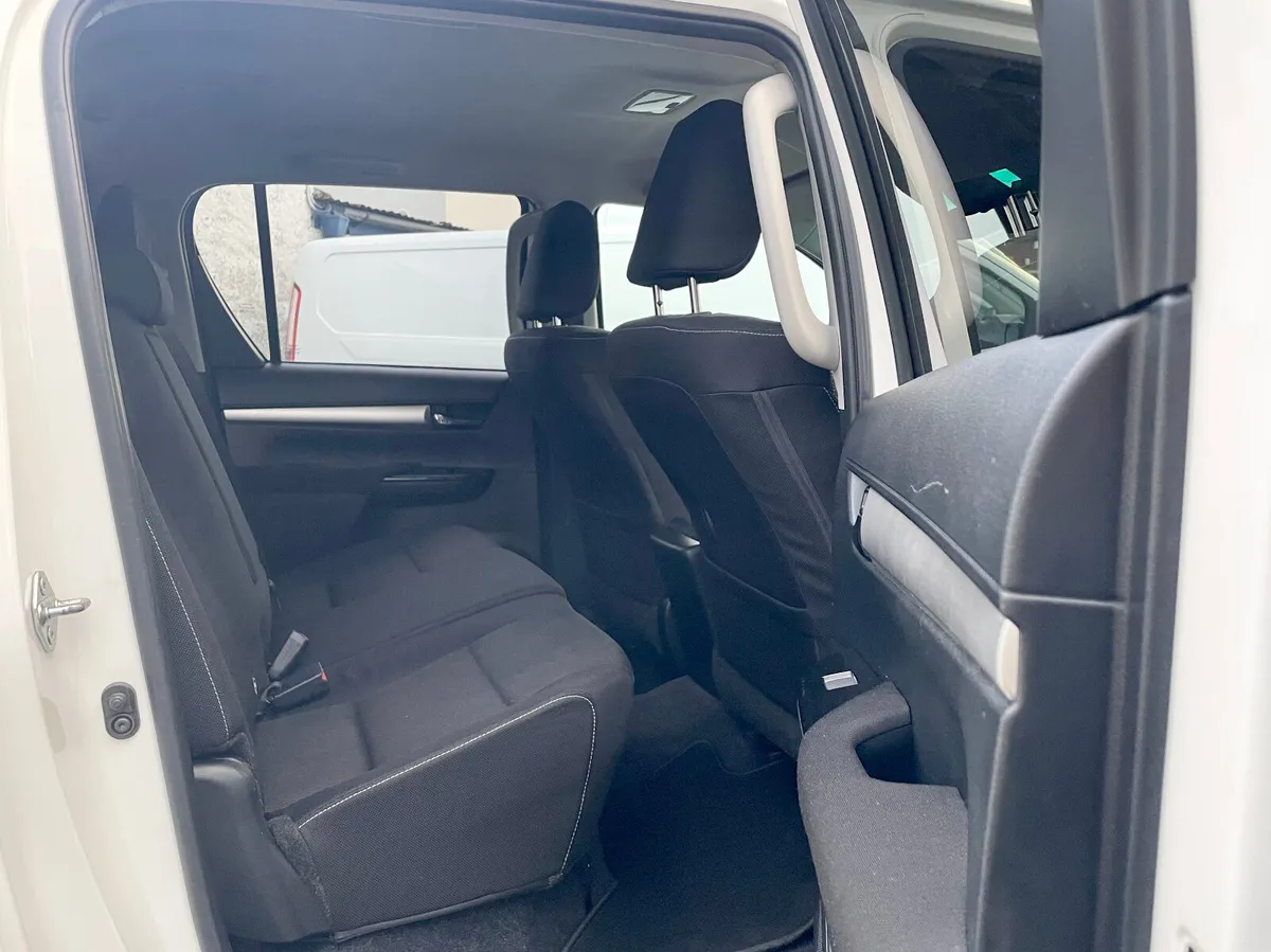 Toyota Hilux Icon 2.4D-4D 150BHP Manual,2022 - Image 4