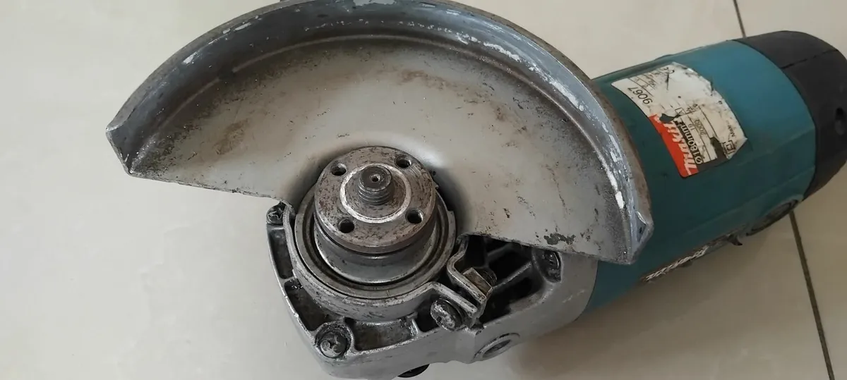 Makita 9067 180mm 7" Angle Grinder 110v - Image 2