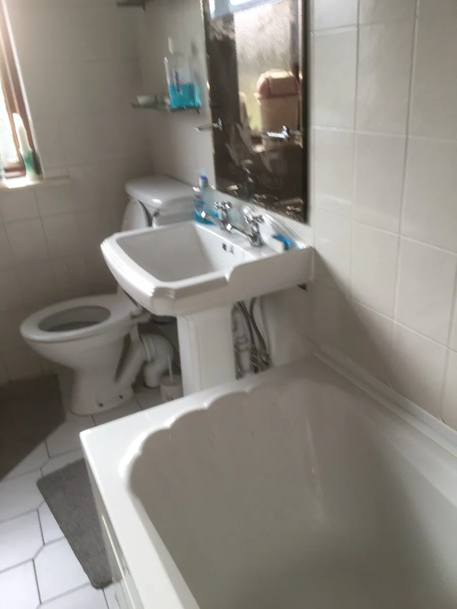 Bathroom suite - Image 1