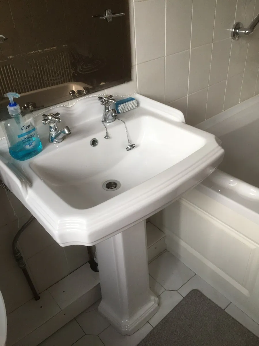 Bathroom suite - Image 2