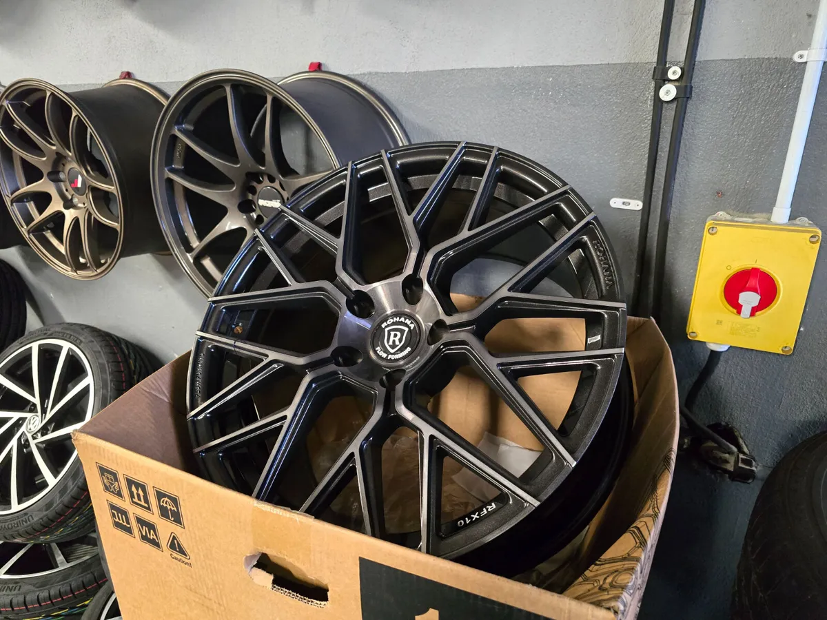 **Special** 19" Rohana RFX10