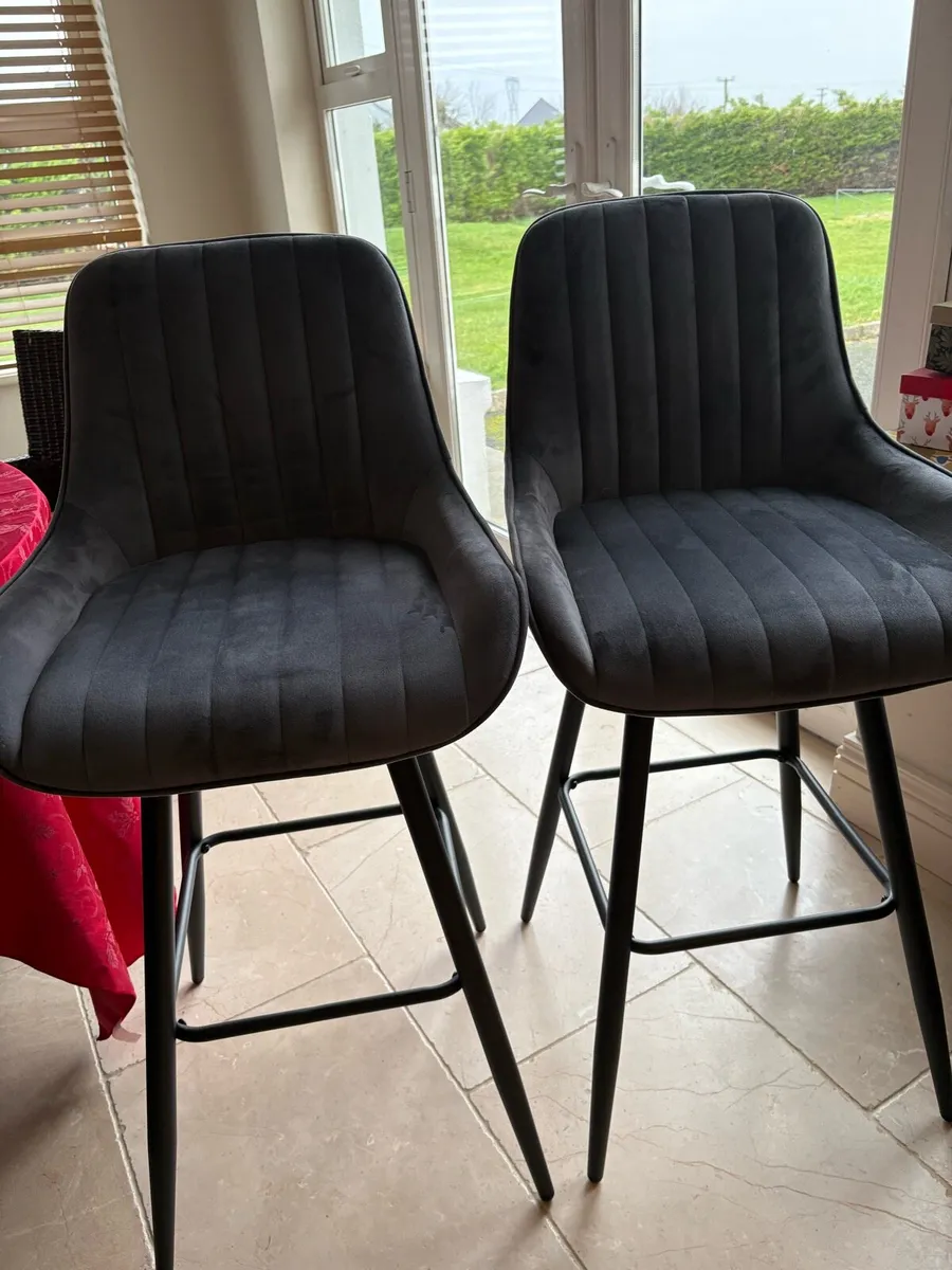 2 kitchen stools
