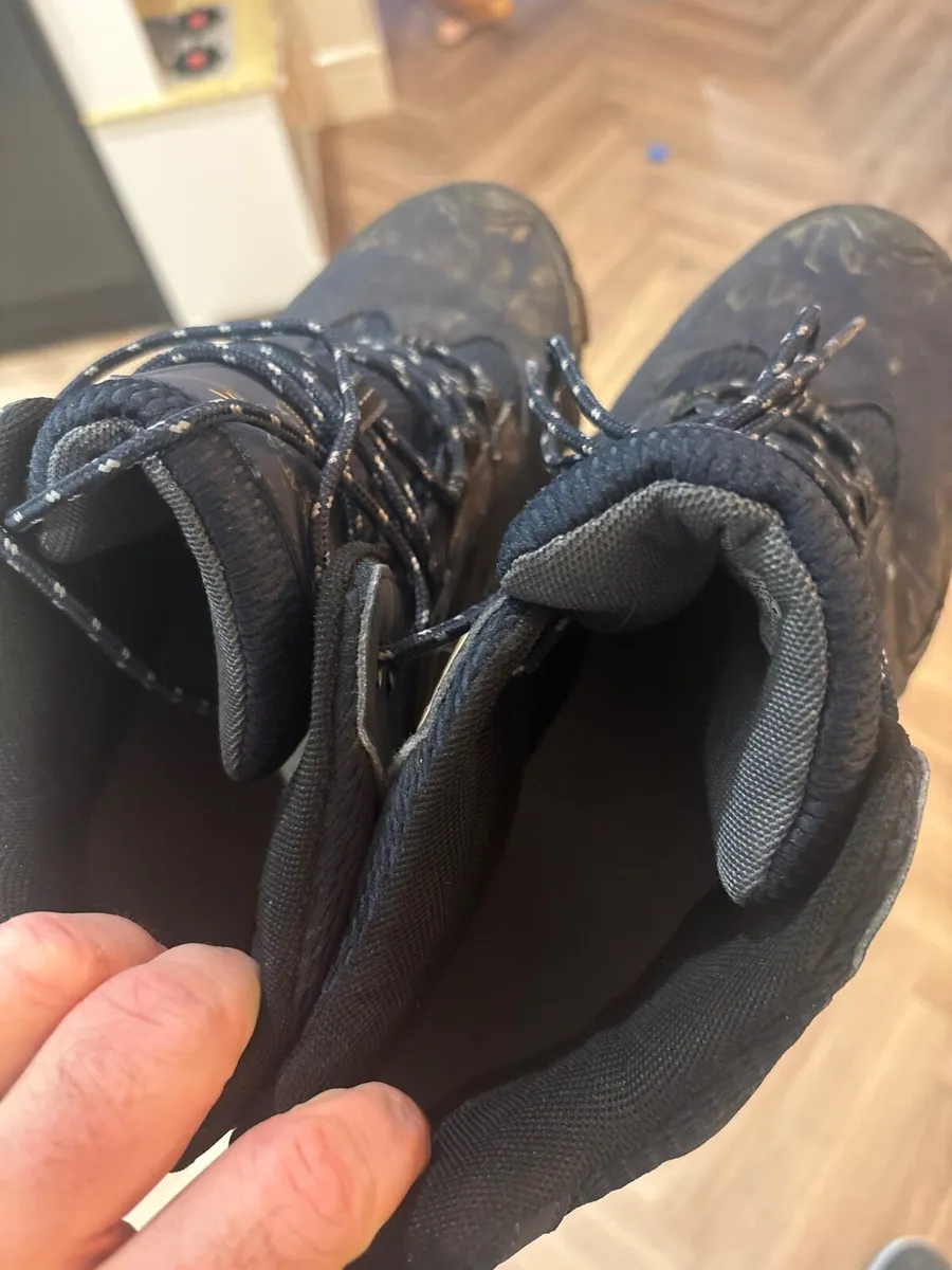 Hiking boots - Image 2