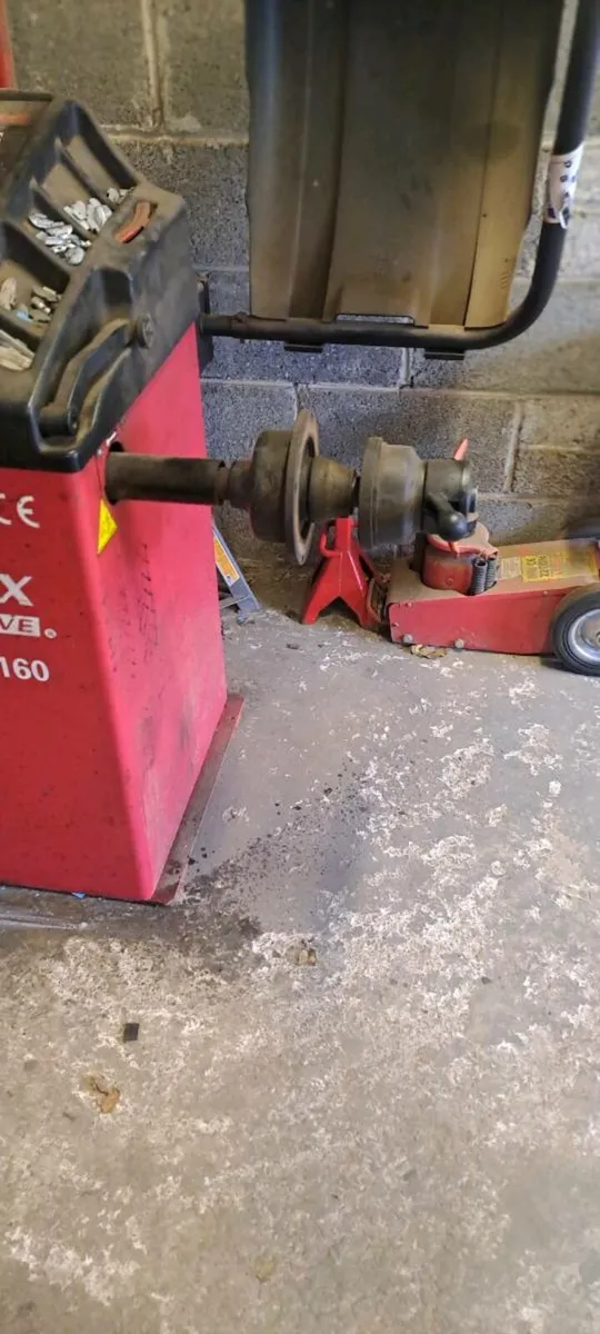 Tyre machine and balancer - Image 3