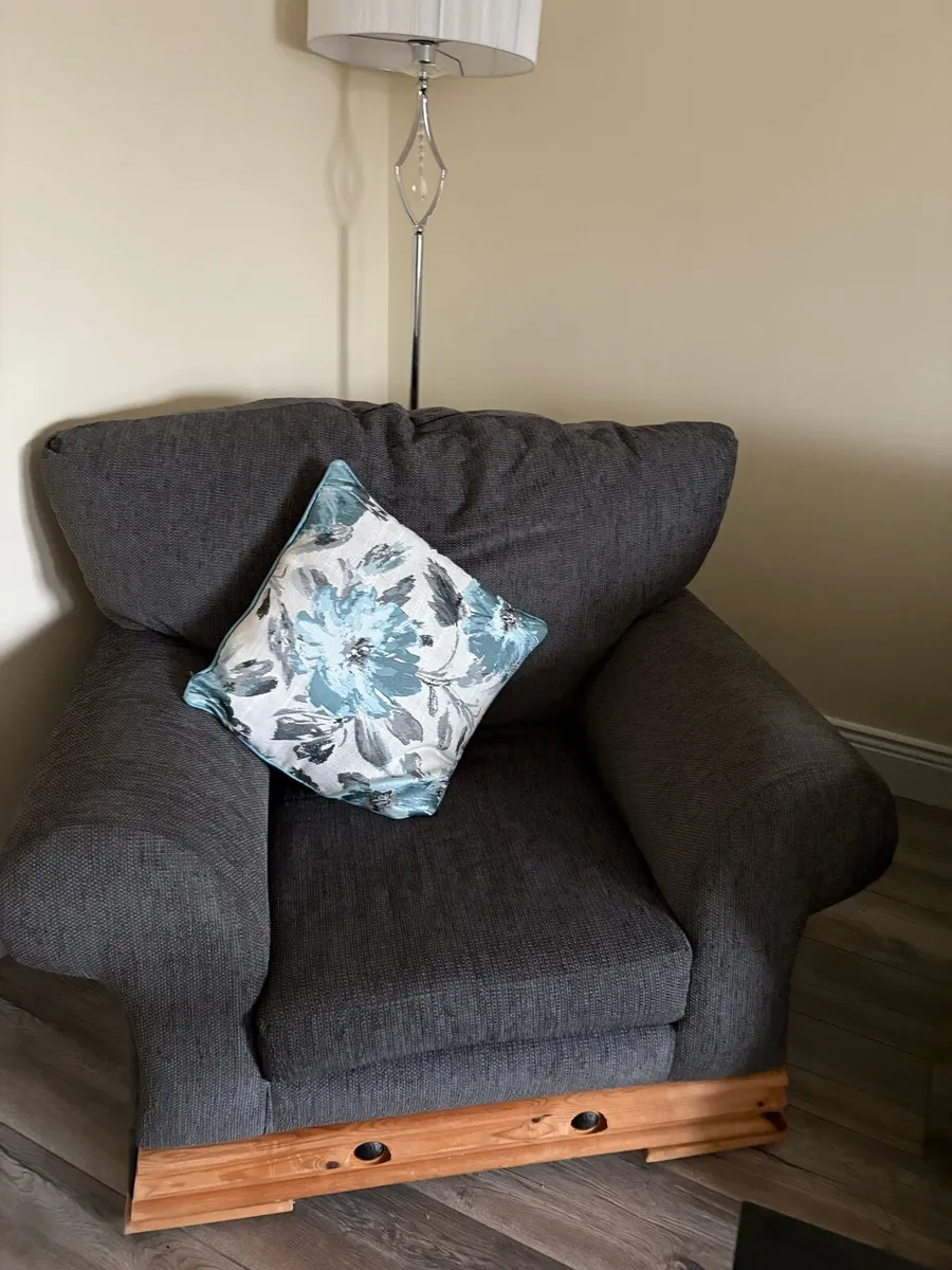 3 seater couch & 2 single seats - Image 1