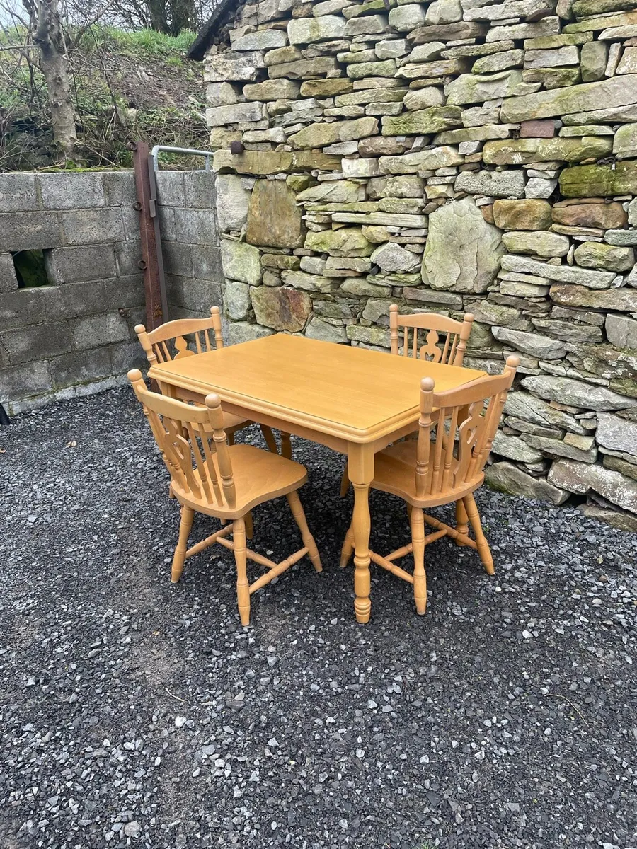 Table and 4 chairs - Image 1