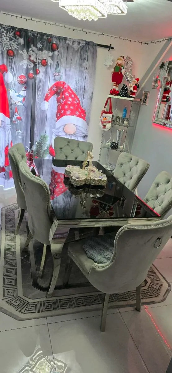 Table and 6 chairs - Image 1