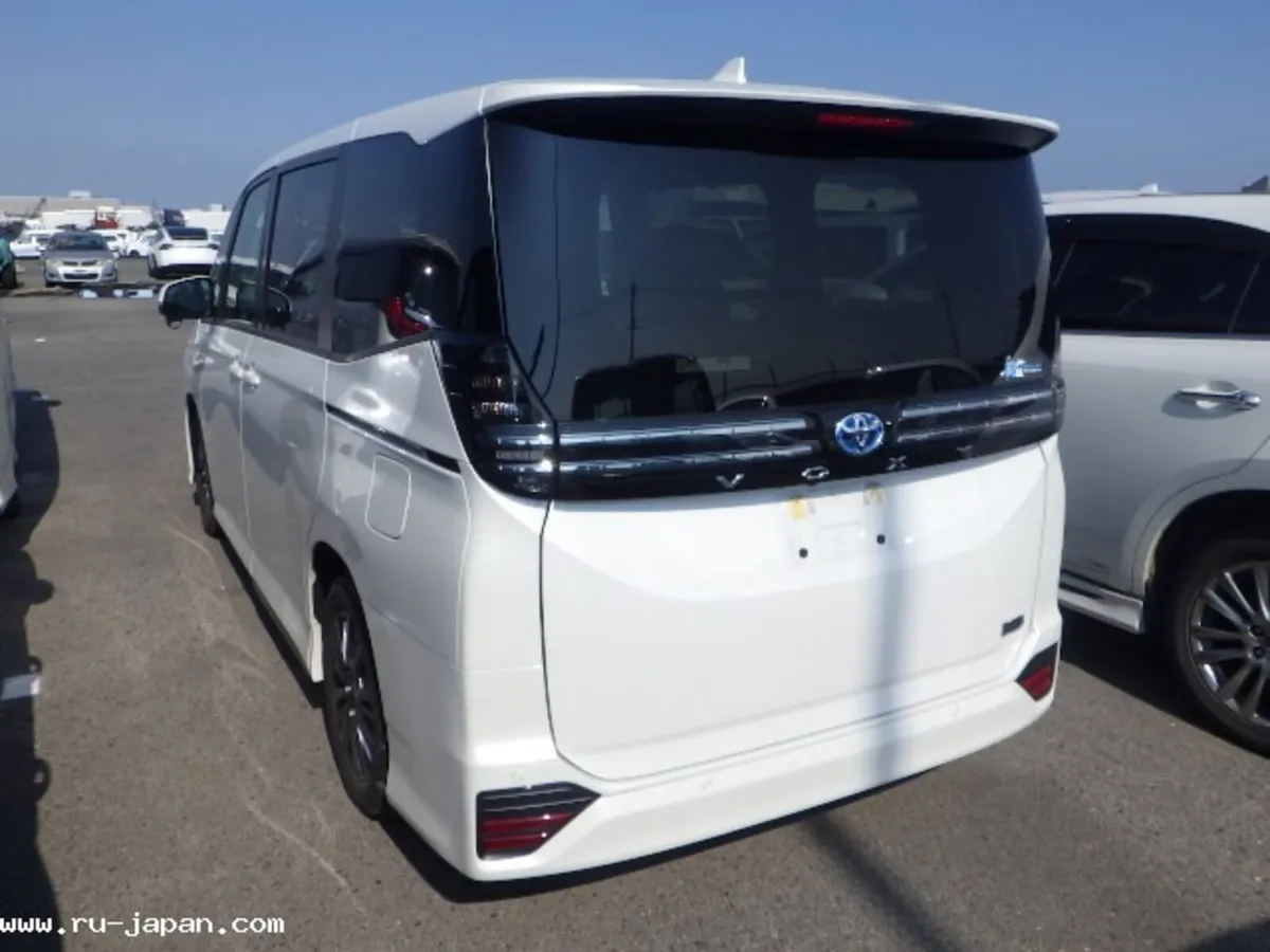 Toyota Voxy 2023 - Image 3