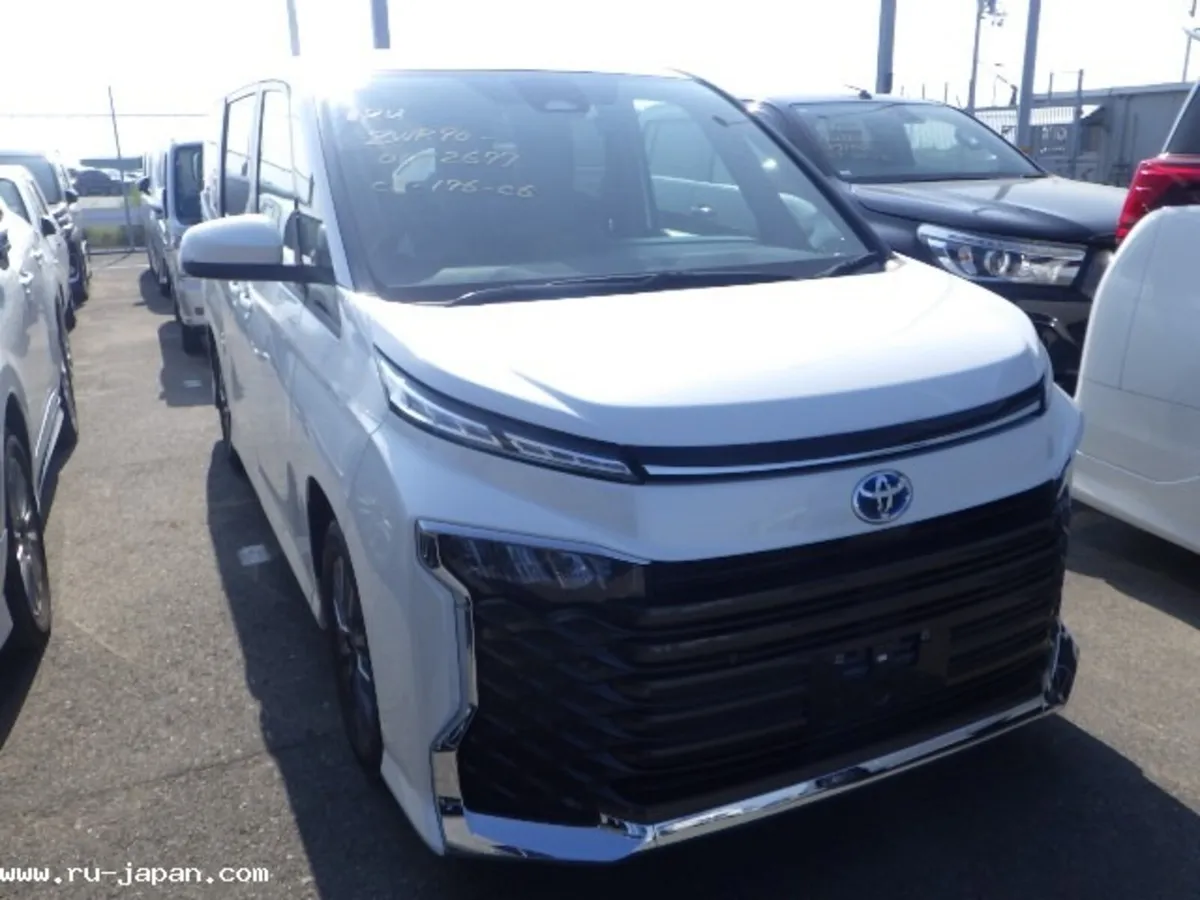 Toyota Voxy 2023 - Image 2