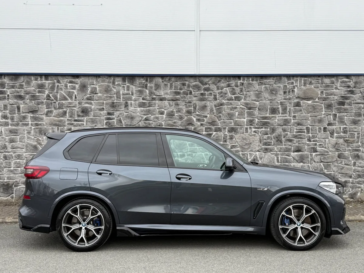 2022 BMW X5 M Sport Pro X-Drive  M Performance 45E - Image 4