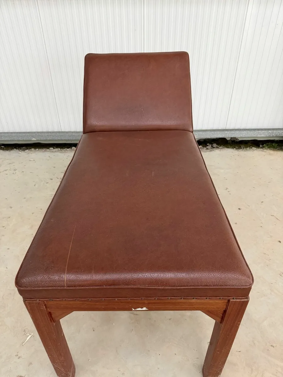 Treatment table - Image 1