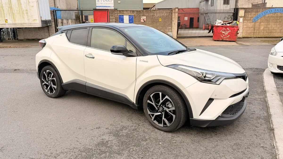 Toyota C-HR Hybrid 2018 - Image 2