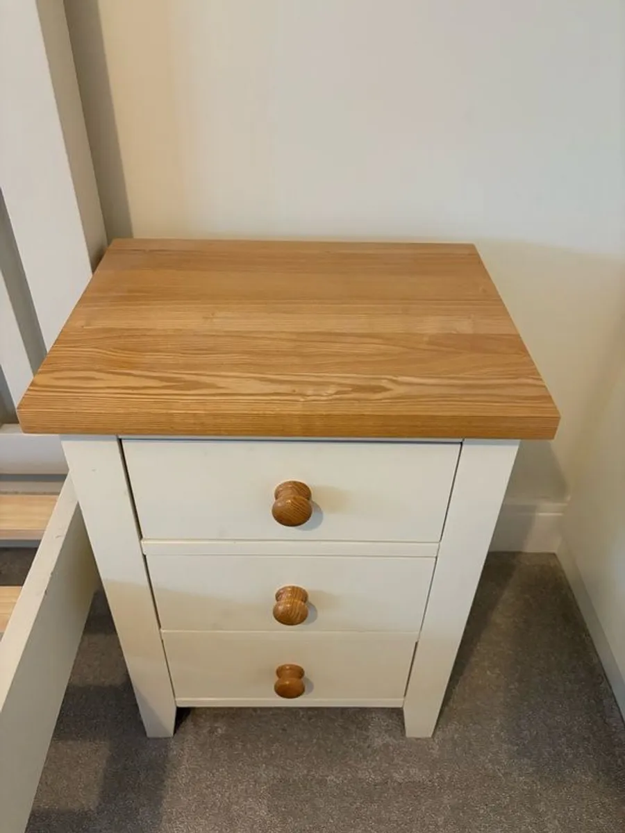 5ft Bed, 2 x Bedside Lockers + Blanket Box - Image 3