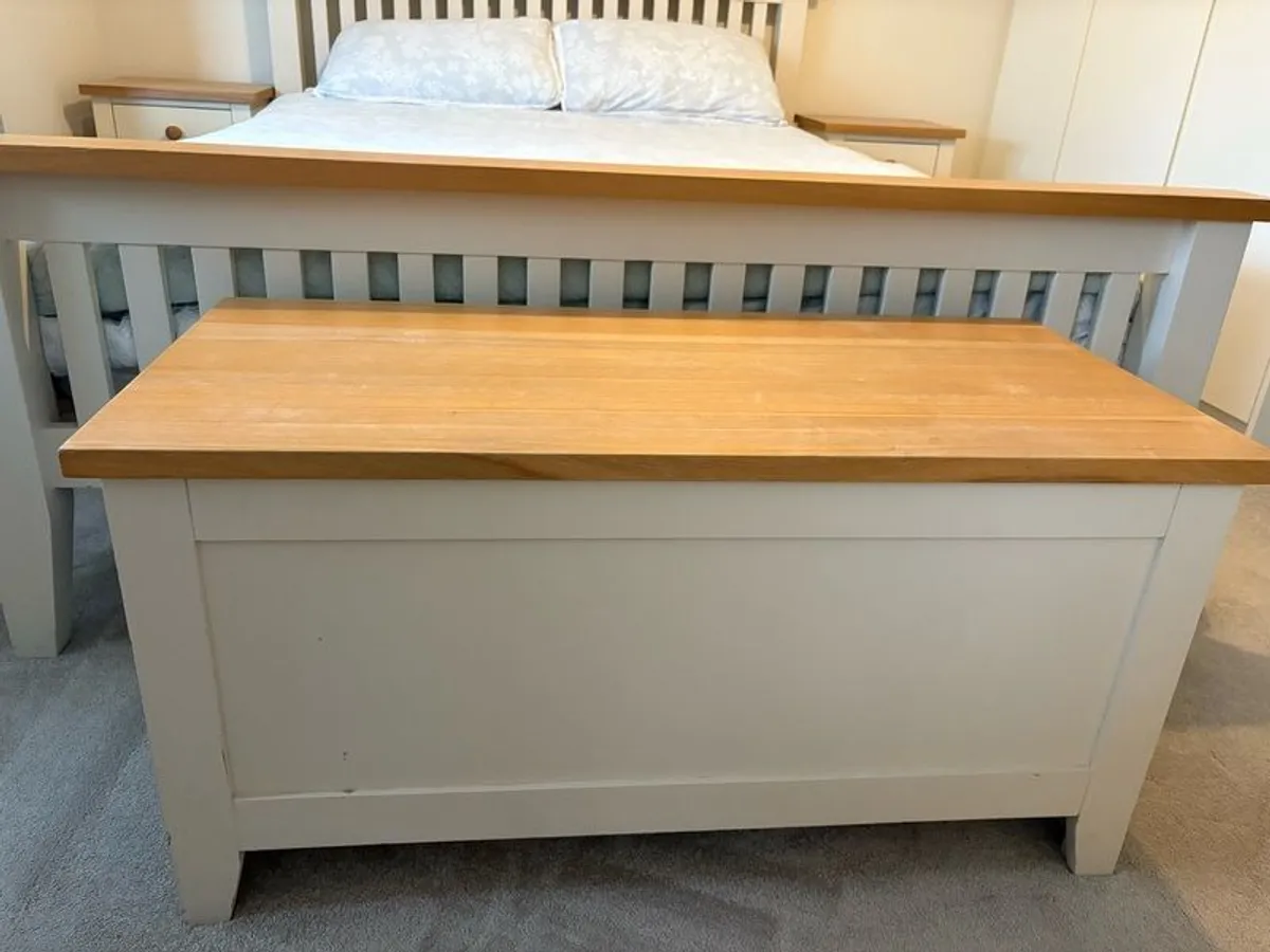 5ft Bed, 2 x Bedside Lockers + Blanket Box - Image 4