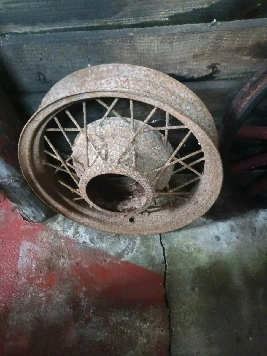 Vintage V8 Wheel