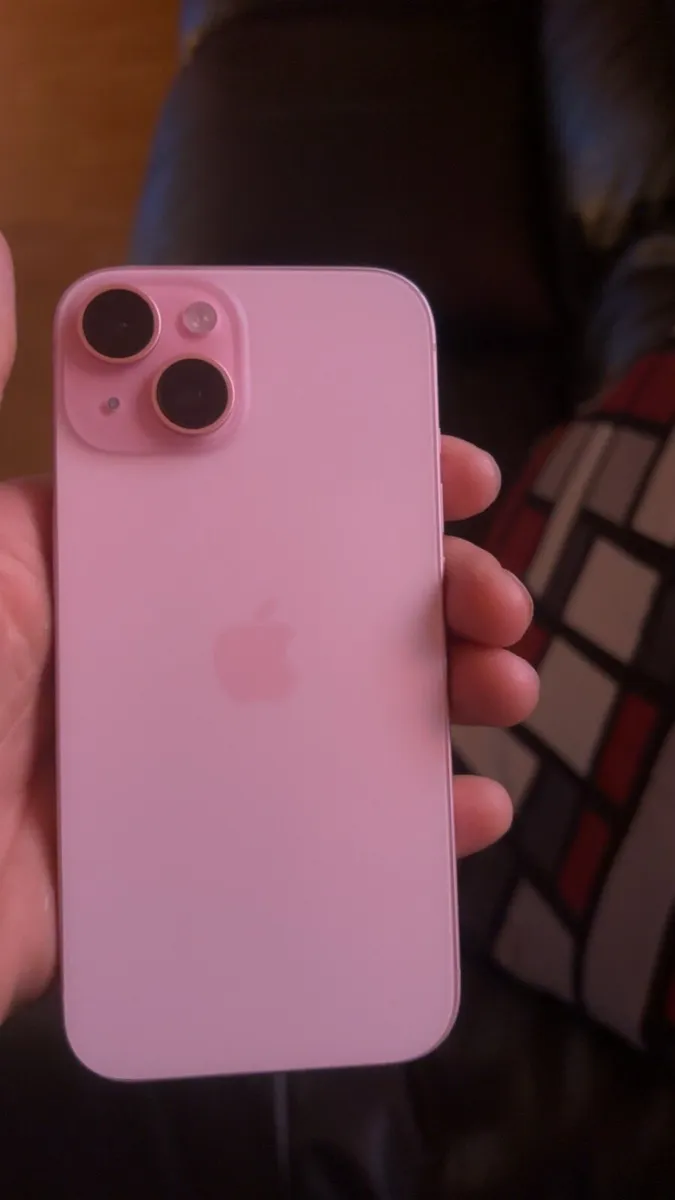 iPhone 15 - Image 4