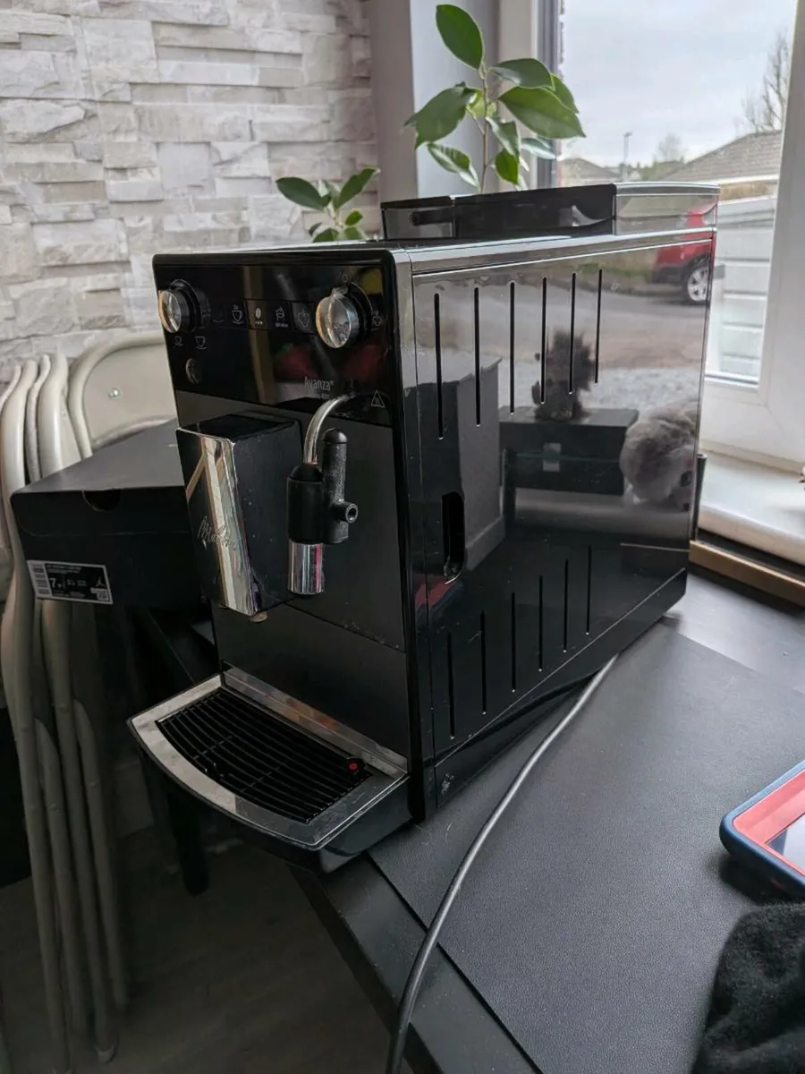 Bean to cup coffee machine - Image 1