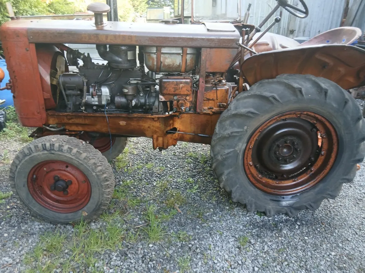 Renault petrol tractor - Image 1