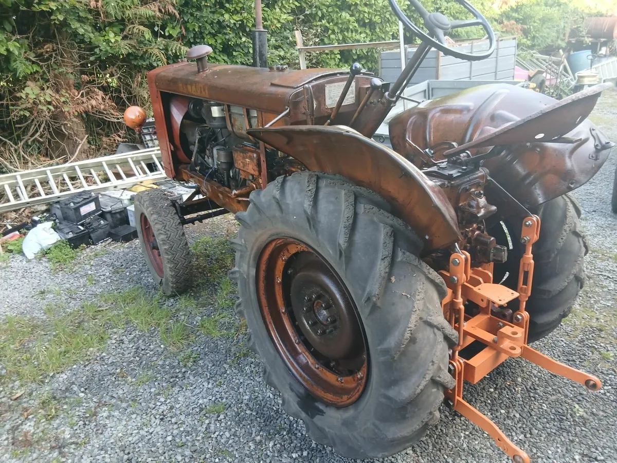 Renault petrol tractor - Image 2