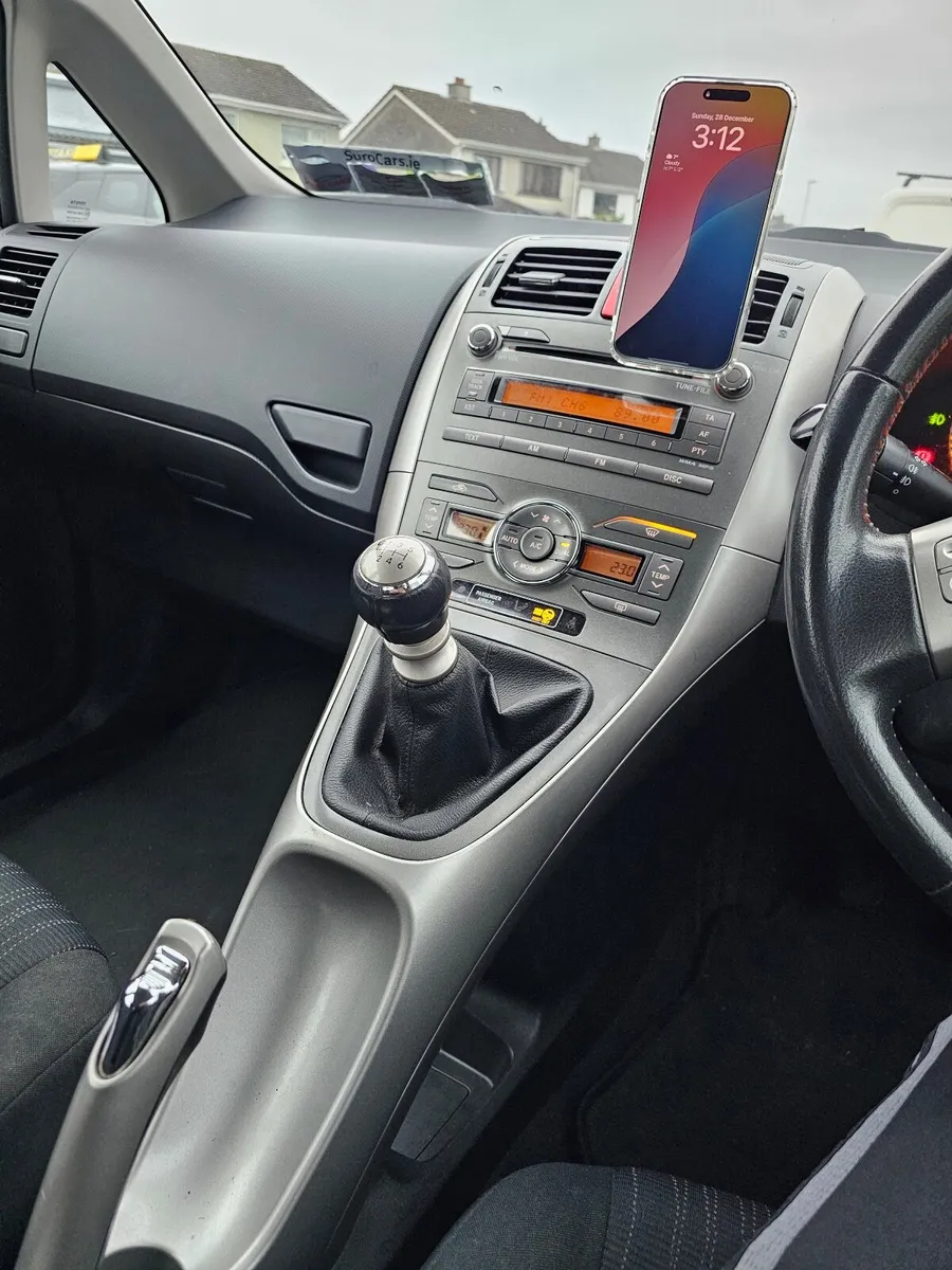Toyota Auris 2009 - Image 2