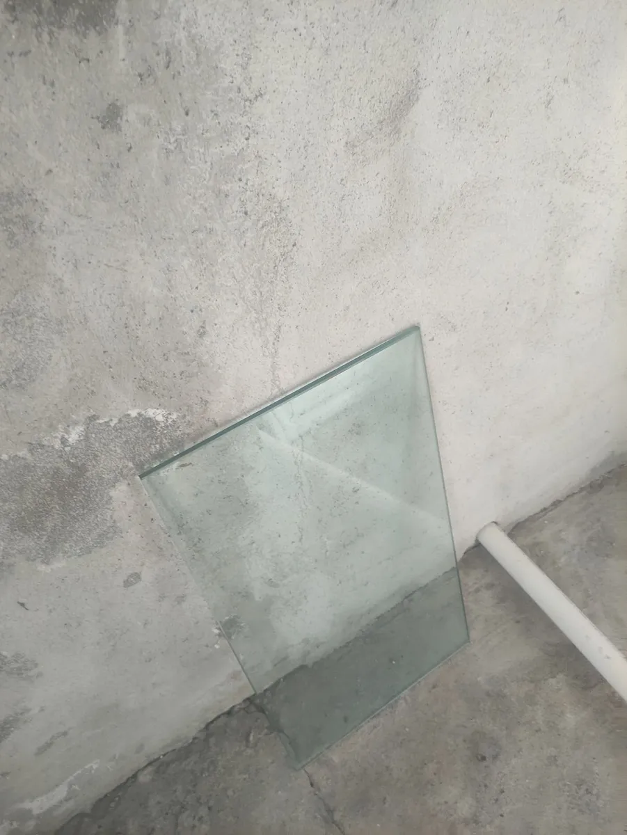 One piece of tempered glass dimensions 60 34 cm - Image 1