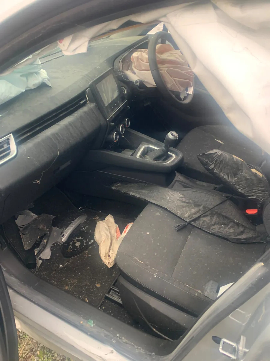 212 RENAULT CLIO  NEEDS SHELL - Image 4