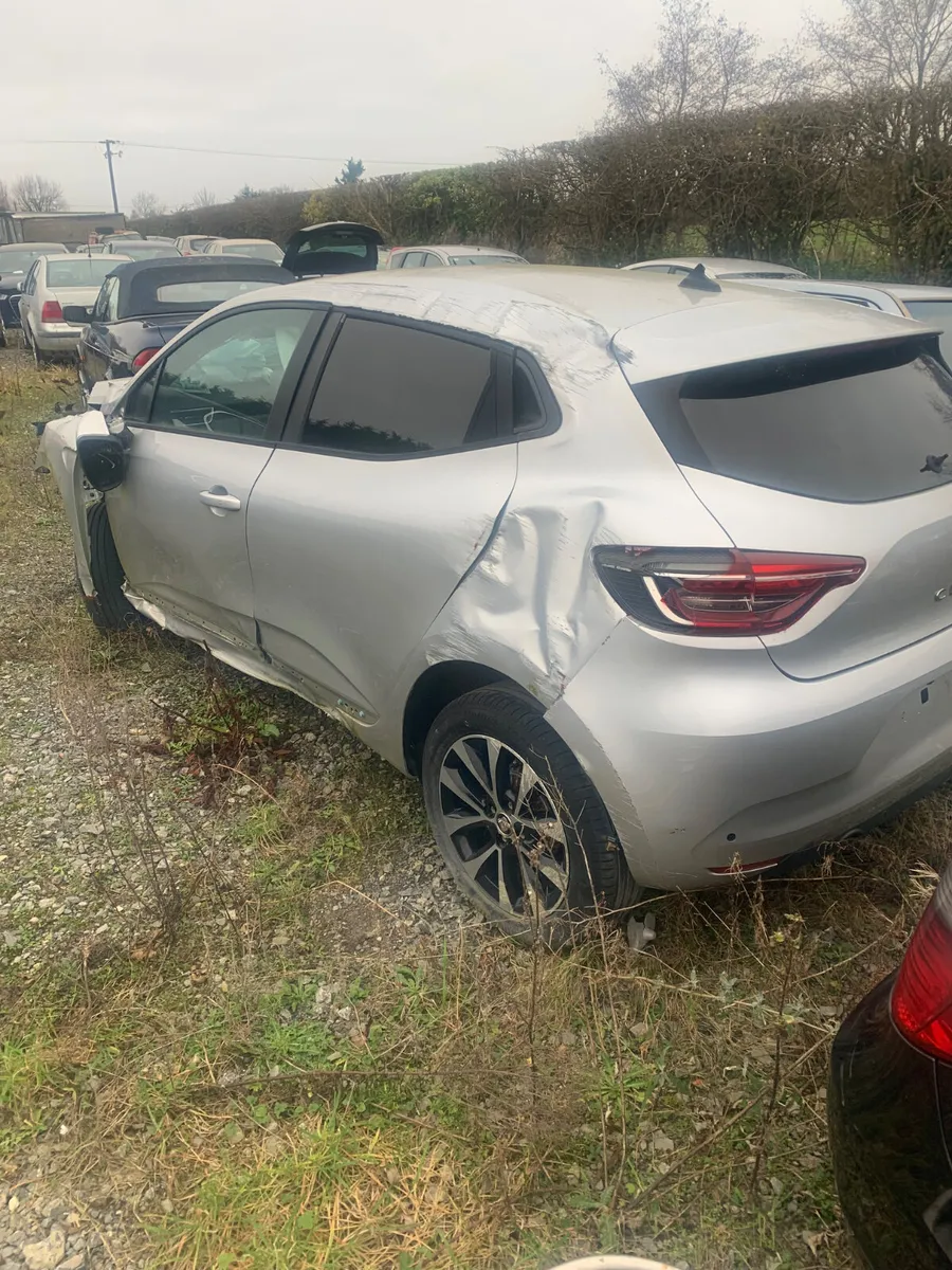 212 RENAULT CLIO  NEEDS SHELL - Image 1