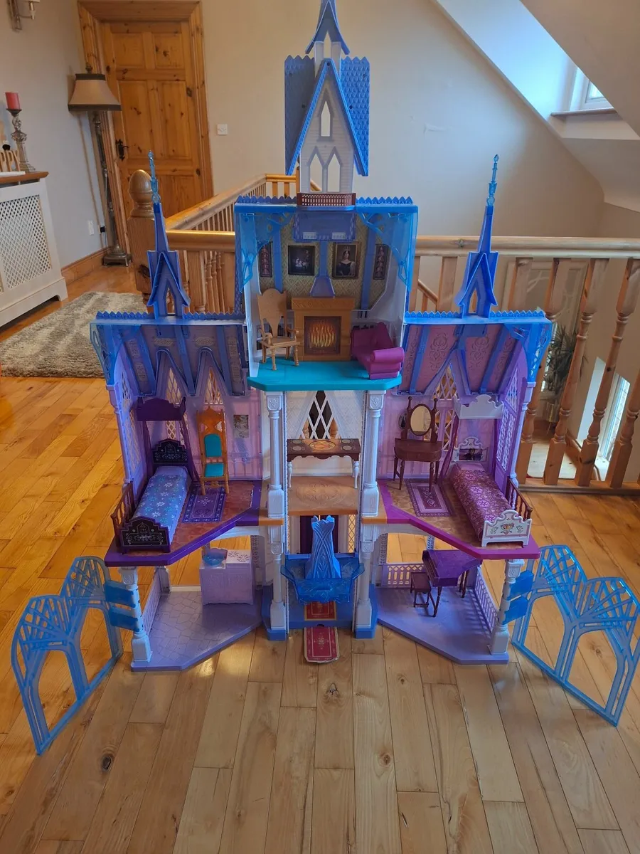 Frozen castle - Image 3